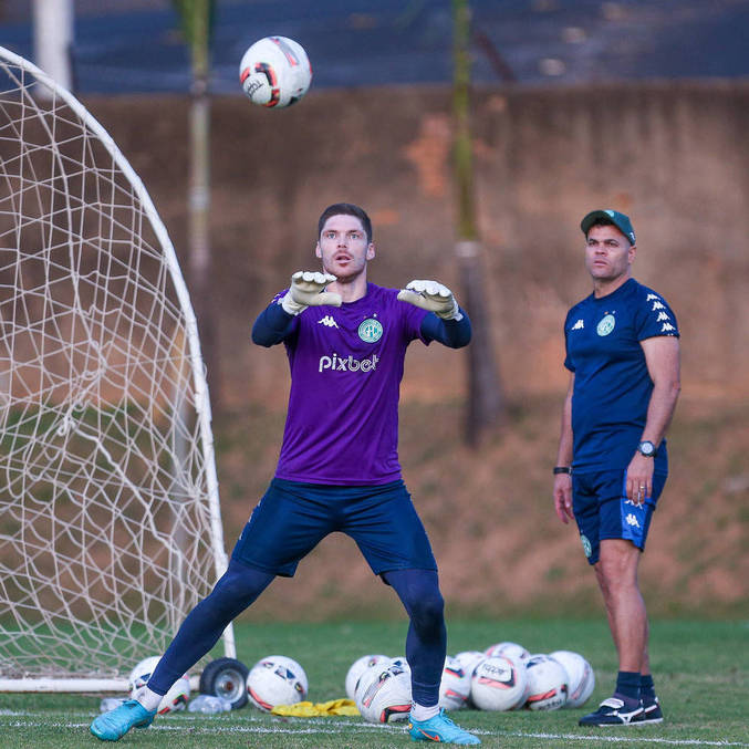 Goleiro Kolinsky em atividade durante treino do Guarani