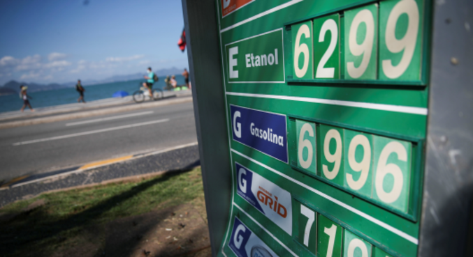 Preços de combustíveis em posto na praia de Copacabana, no Rio de Janeiro