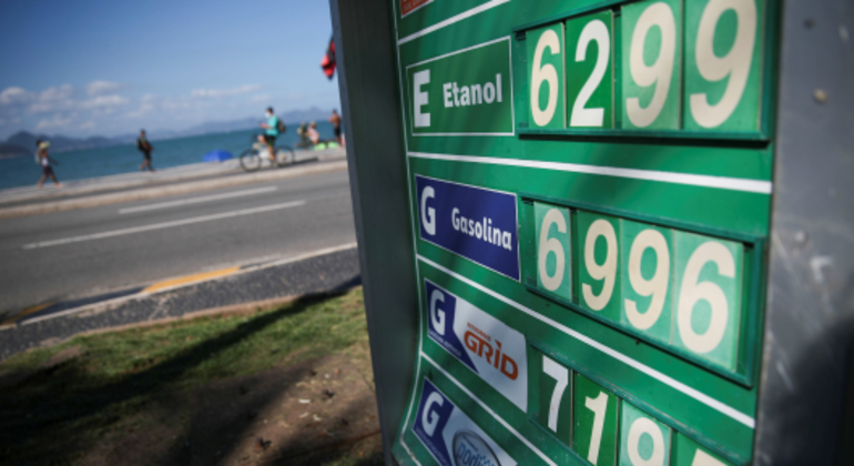 Preço médio dos combustíveis supera R$ 6 em 23 estados e no DF
