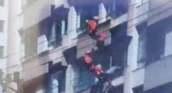 Bombeiros fizeram rapel para resgatar o homem