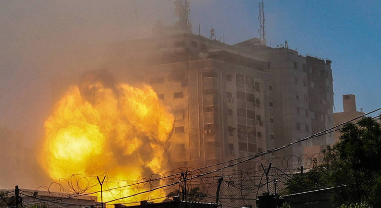 Prédio desaba após bombardeio de Israel em Gaza: entidades repudiam ato contra imprensa