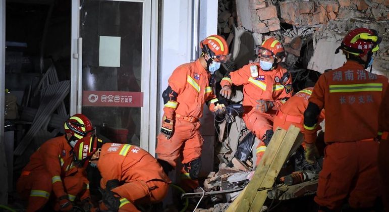 Equipe de resgate busca sobreviventes sob escombros de prédio que desabou em Changsa, na China