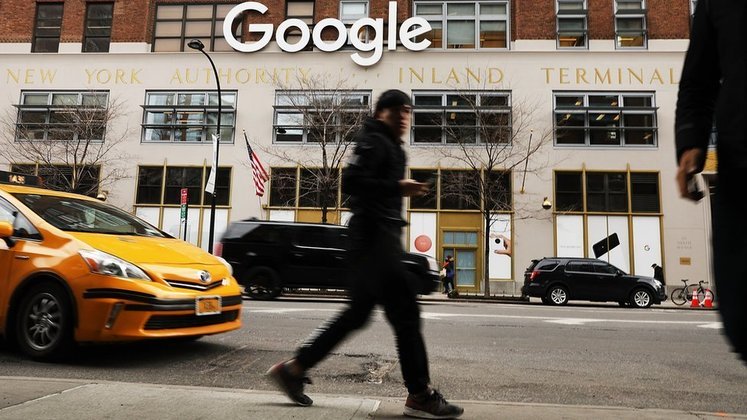 Logo em janeiro, o Google foi processado nos Estados Unidos por supostamente abusar do seu domínio no mercado de publicidade online. A ação fez parte da tentativa do governo dos EUA de nivelar o mercado de tecnologia, o que também inclui outras empresas, como Amazon, Meta (proprietária do Facebook) e Apple