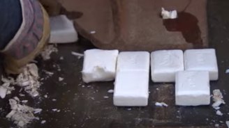 Barras de sabonete são usadas para movimentar prédio de 220 toneladas (Reprodução/YouTube/@cbcns)