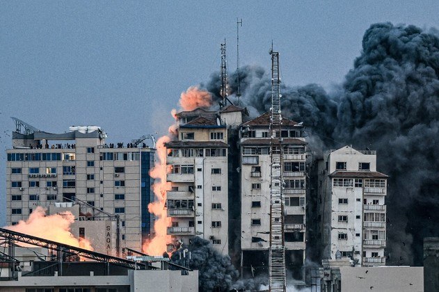 Os ataques aéreos continuaram intensamente por cerca de três semanas, até que o Exército anunciou a expansão da incursão terrestre, algo temido pelos israelenses — a guerra urbana em Gaza sempre foi vista por estrategistas militares como algo arriscado, uma vez que os terroristas do Hamas usam infraestrutura civil (escolas, mesquitas e hospitais) como abrigo