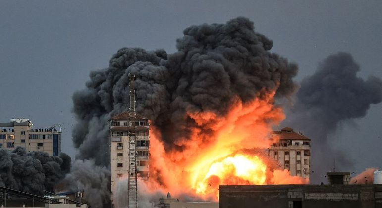 Prédio em Gaza atingido por ataque israelense em retaliação a ação do grupo extremista islâmico Hamas