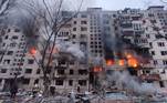 Prédio residencial bombardeado pelos russos na Ucrânia
