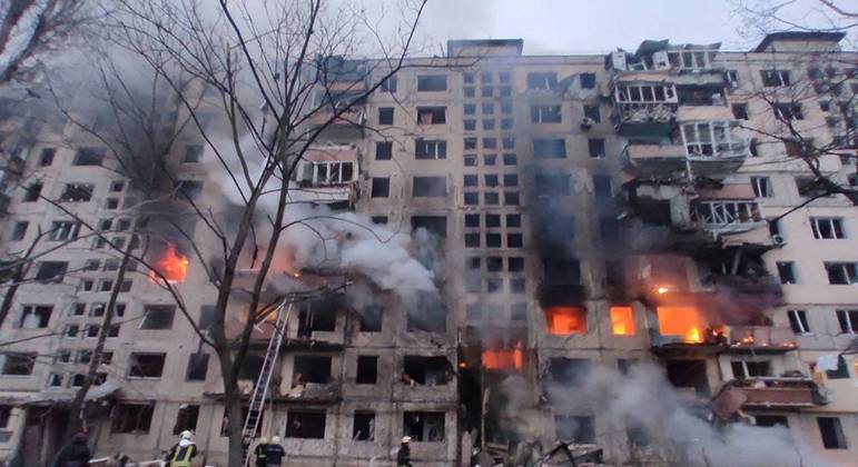 Prédio residencial bombardeado pelos russos em Kiev, na Ucrânia