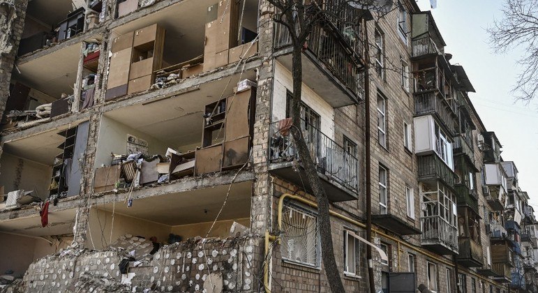 Ataques russos destruíram áreas residenciais em cidades ucranianas
