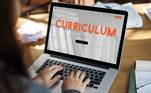 Preenchimento de curriculum online. Rawpixell / Freepik