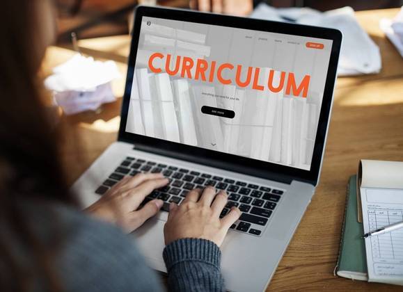Preenchimento de curriculum online. Rawpixell / Freepik