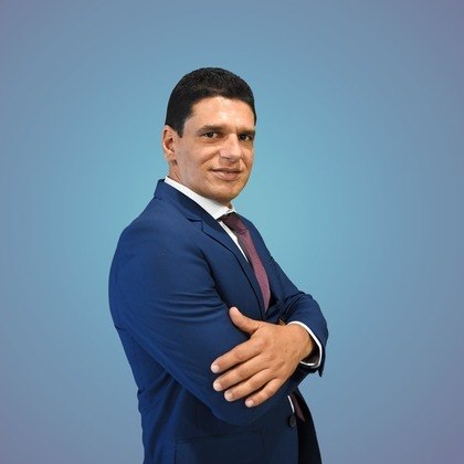 O prefeito da cidade de Muritiba, Danilo Marques Dias Sampaio, foi baleado no pescoço em casa, enquanto fazia videochamada com a noiva, na segunda-feira (7). A mulher, que viu por vídeo o noivo ser baleado, acionou a polícia. Ele foi socorrido para uma unidade de pronto-atendimento no município de Cruz das Almas