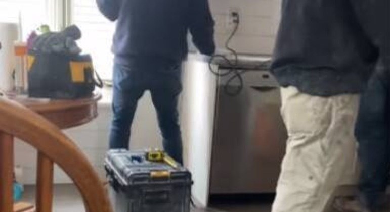 Chloe Fountain disse aos trabalhadores que eles provavelmente se confundiram e erraram de casa, mas, como eles já haviam tirado todas as ferramentas, coberto o chão por inteiro com uma lona e quebrado metade da pia, ela pediu a eles que terminassem o trabalhoVEJA AQUI O CONTEÚDO COMPLETO!