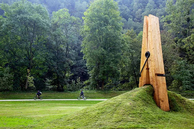 Pregador de roupa gigante - A escultura do artista turco mehmet Ali Uysal parece prender a grama. Fica no Parque Chaudfontaine, na Bélgica. 