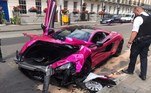 Um motorista anônimo da Inglaterra destruiu uma McLaren 570 rosa bastante rara, avaliada em R$ 1 milhão. O carro potente tem uma aceleração de 100 km/h em 3 segundos, e sua velocidade máxima é de 330 km/h 