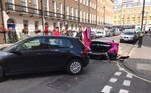 O acidente aconteceu numa rua onde a velocidade máxima permitida é 35 km/h e, apesar de ter colidido com outros veículos estacionados, ninguém ficou ferido 