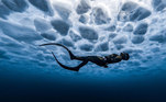 'Ter um mergulhador livre sob o gelo proporciona a sensação de nadar através das nuvens', comentou James Ferrara sobre o registro que o levou a finalista na categoria Fotógrafo de Aventura do Ano