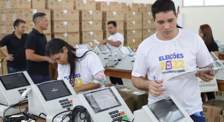 Preparação das urnas eletrônicas que serão utilizadas em seções eleitorais no Pará