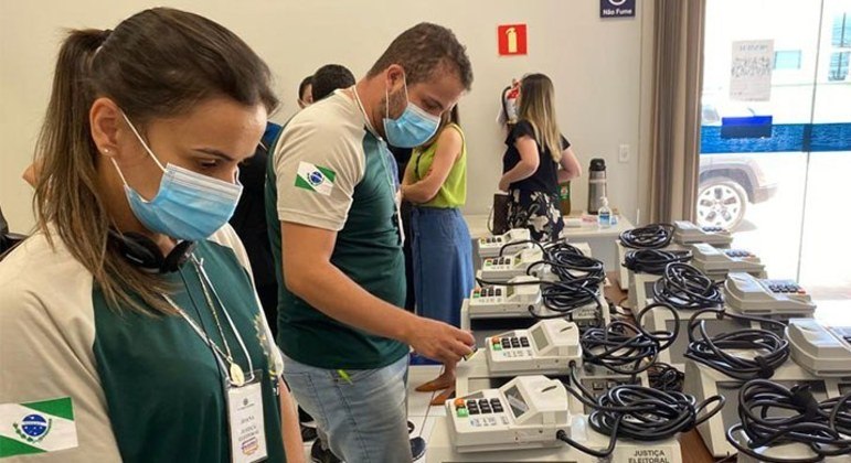 Técnicos da Justiça Eleitoral no Paraná atuam na carga e lacração das urnas