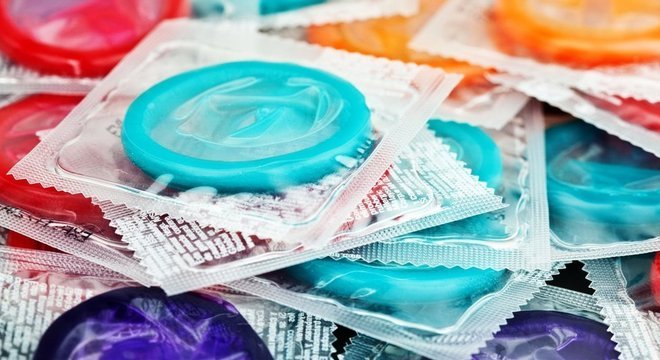 Esquema de distribuição gratuita de preservativos pode ser usado como modelo para produtos menstruais
