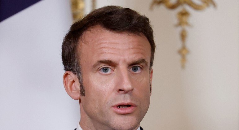Presidenta da França, Emmanuel Macron, tenta alterar a idade mínima para aposentadoria no país