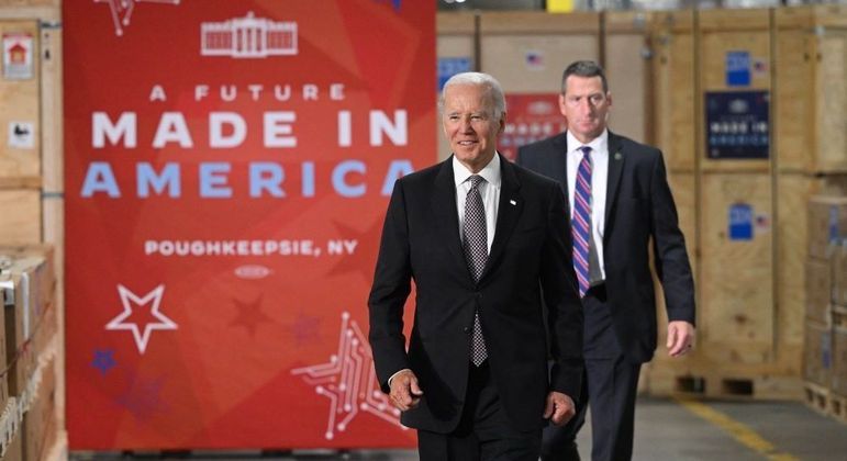 Biden durante visita a um galpão da IBM, nesta quinta (6), no estado de Nova York