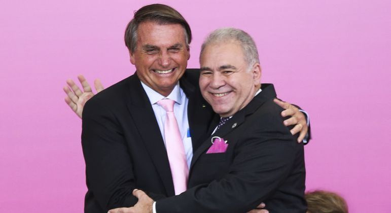 Bolsonaro e Queiroga se abraçam 