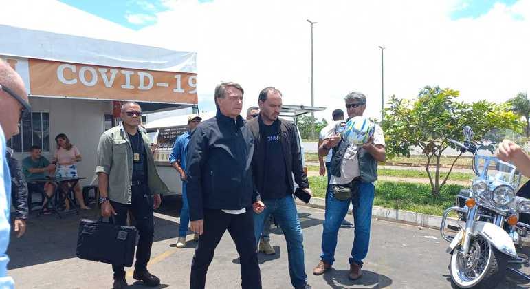 Presidente Bolsonaro e o filho Carlos Bolsonaro