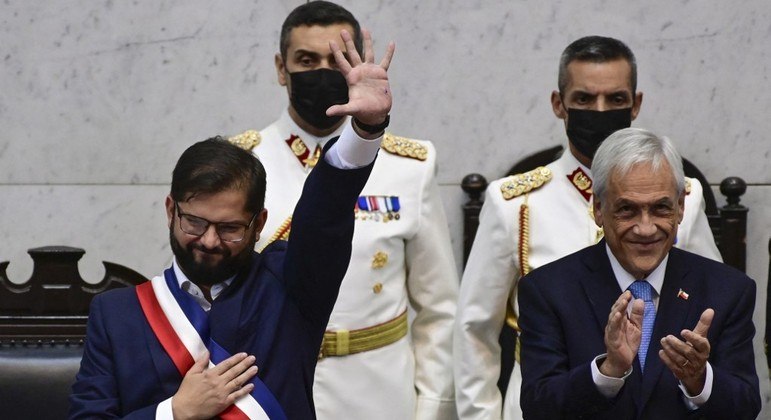 Novo presidente do Chile, Gabriel Boric, ao lado de Sebastián Piñera, que ocupava o cargo