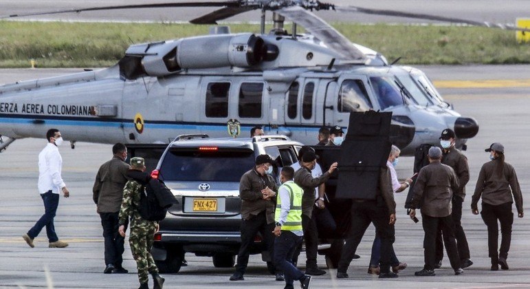 Helicóptero que levava o presidente da Colômbia, Iván Duque, foi atingido por tiros