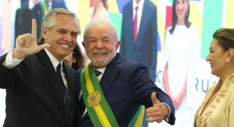 Presidente da Argentina, Alberto Fernández, cumprimenta o presidente Luiz Inácio Lula da Silva no Palácio do Planalto