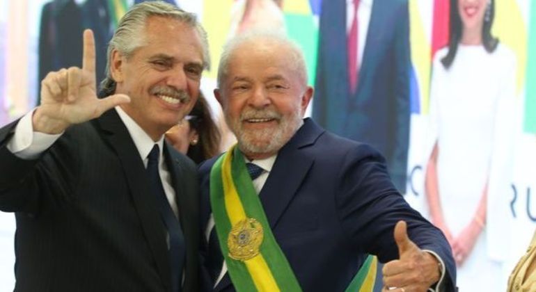 Presidente da Argentina, Alberto Fernández, cumprimenta o presidente Lula no Palácio do Planalto