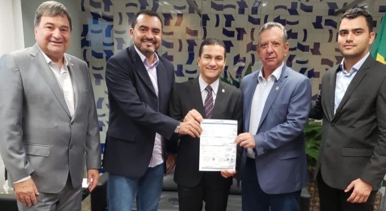 Assinatura de filiação de Antônio Andrade no Republicanos