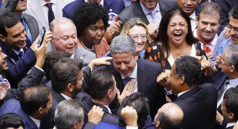 Presidente da Câmara, Arthur Lira, cercado de deputados após votação que o reelegeu ao cargo