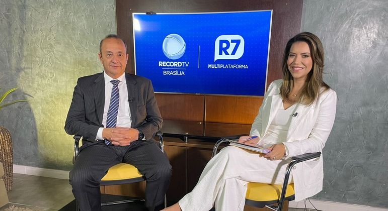Presidente da CNT, Vander Costa, e a jornalista Narla Aguiar