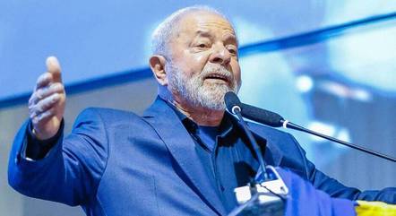 Lula durante visita a uma fábrica automotiva em Pernambuco