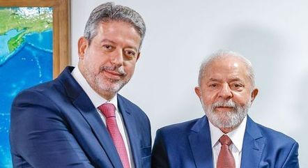 Lira e Lula durante assinatura de marco fiscal