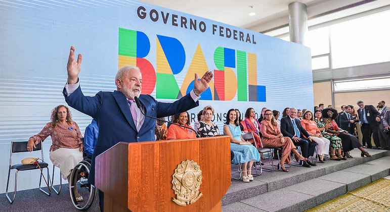Lula durante anúncio de ações em alusão ao Dia Internacional da Mulher, no Planalto