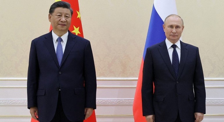 Xi Jinping (à esq.) e  Vladimir Putin (à dir.) no Uzbequistão