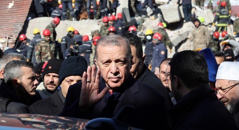 Presidente da Turquia, Recep Tayyip Erdogan, foi visitar local atingido por terremoto