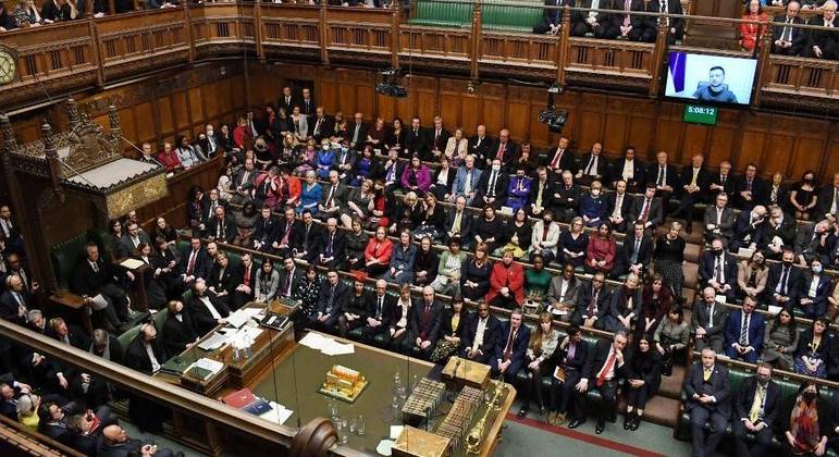 Parlamentares britânicos assistem ao pronunciamento de Volodmir Zelenski