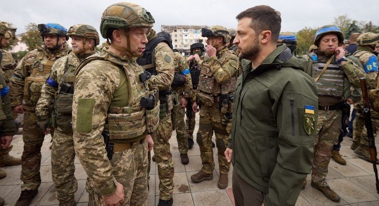 Presidente da Ucrânia, Volodmir Zelenski, em encontro com militares do país