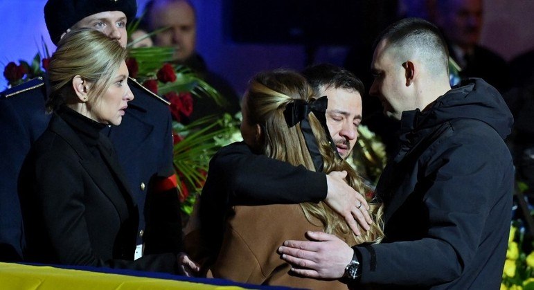 O presidente da Ucrânia, Volodmir Zelenski, continua em busca de mais armas para o país. Após receber mais R$ 13 bilhões dos Estados Unidos em ajuda militar, o governo de Kiev publicou um vídeo dizendo que o apoio bélico internacional 