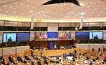 No fim de fevereiro, Zelenski discursou diante do Parlamento Europeu. O presidente da Ucrânia declarou que, sem o apoio da comunidade europeia, seu país estaria sozinho. Ao final de sua fala, Zelenski foi aplaudido de pé por todos os presentes no local
