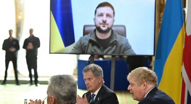 O presidente ucraniano Volodmir Zelenski em videoconferência nesta terça-feira (15)
