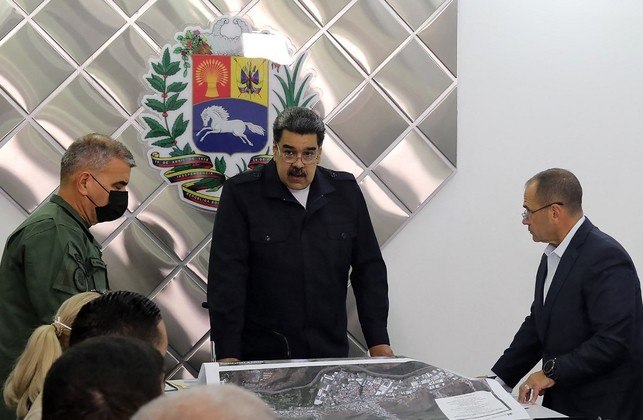 O presidente Maduro, que decretou três dias de luto nacional, visitou a área do desastre ontem e prometeu reconstruir casas e o comércio em áreas não vulneráveis às cheias dos rios. 