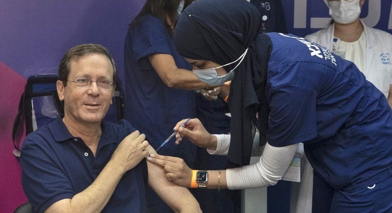 Presidente israelense, Isaac Herzog, recebe terceira dose da vacina anticovid-19