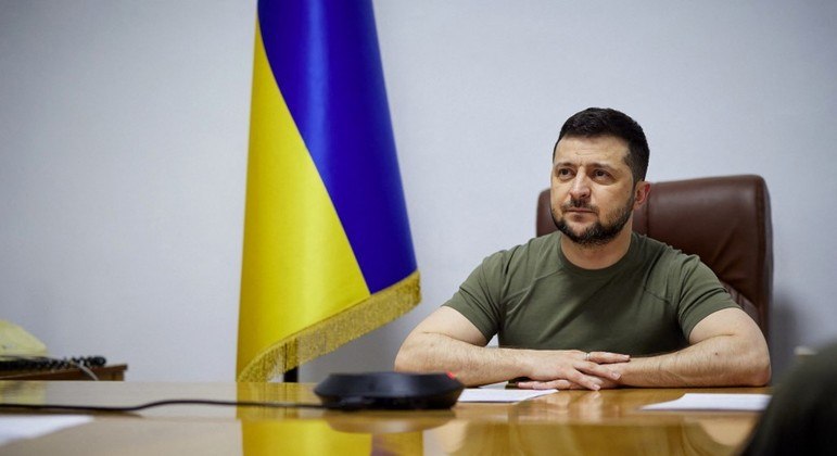 Volodmir Zelenski continua em Kiev enquanto forças russas tentam chegar à capital da Ucrânia