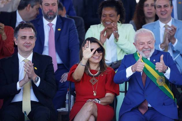 Presidente do Congresso, Rodrigo Pacheco, sentou ao lado de Janja e Lula no desfile da Esplanada dos Ministérios, em Brasília