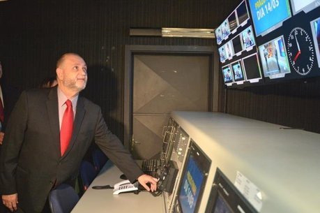 Presidente do Grupo Record RS desliga sinal analógico